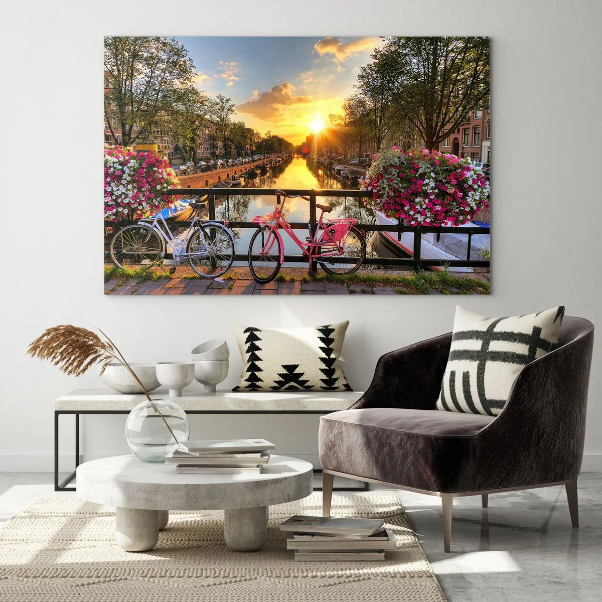 Quadro su vetro - Tramonto sul canale con biciclette sullo sfondo - 70x50cm - Mattino di primavera ad Amsterdam - Decorazione murale moderna per soggiorno e camera da letto ARTTOR