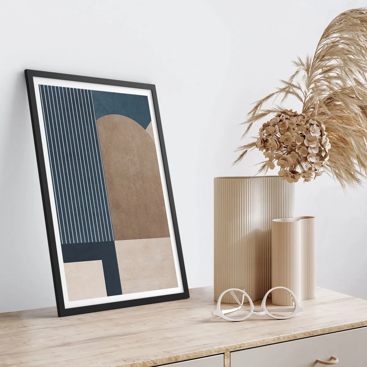 Poster in cornice nera - Composizione geometrica astratta nei toni del blu navy e del beige - 50x70cm - Composizione di semplicità e rotondità - Decorazione murale moderna per soggiorno e camera da letto ARTTOR