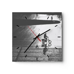 Orologio da parete - Orologio in Vetro - Sagoma in bianco e nero di un ciclista su una strada bagnata - 30x30cm - Avanti, attraverso la città - Decorazione murale moderna per soggiorno e camera da letto ARTTOR
