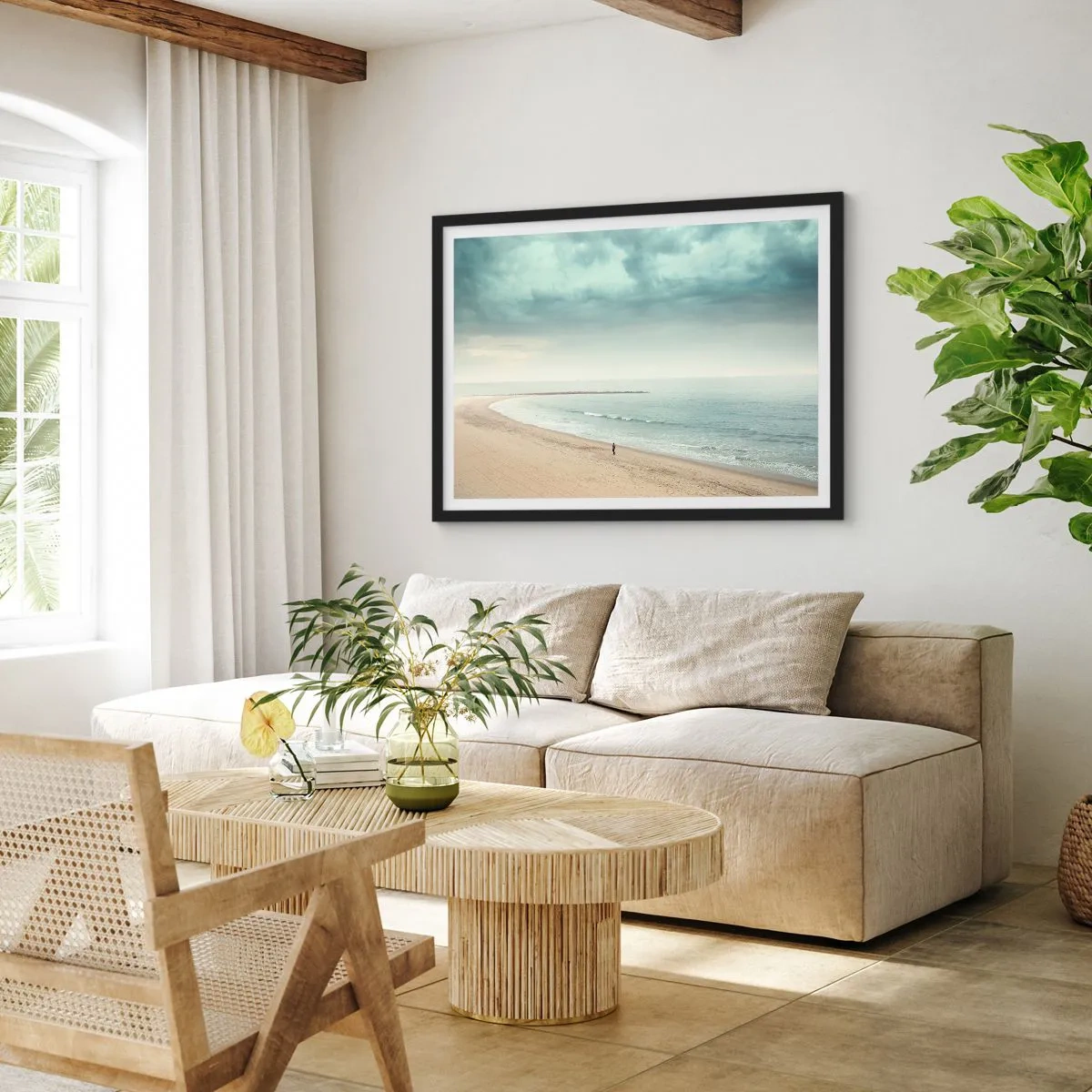Poster in cornice nera - Una figura solitaria su una spiaggia deserta in riva al mare calmo - 70x50cm - Cercando la pace - Decorazione murale moderna per soggiorno e camera da letto ARTTOR