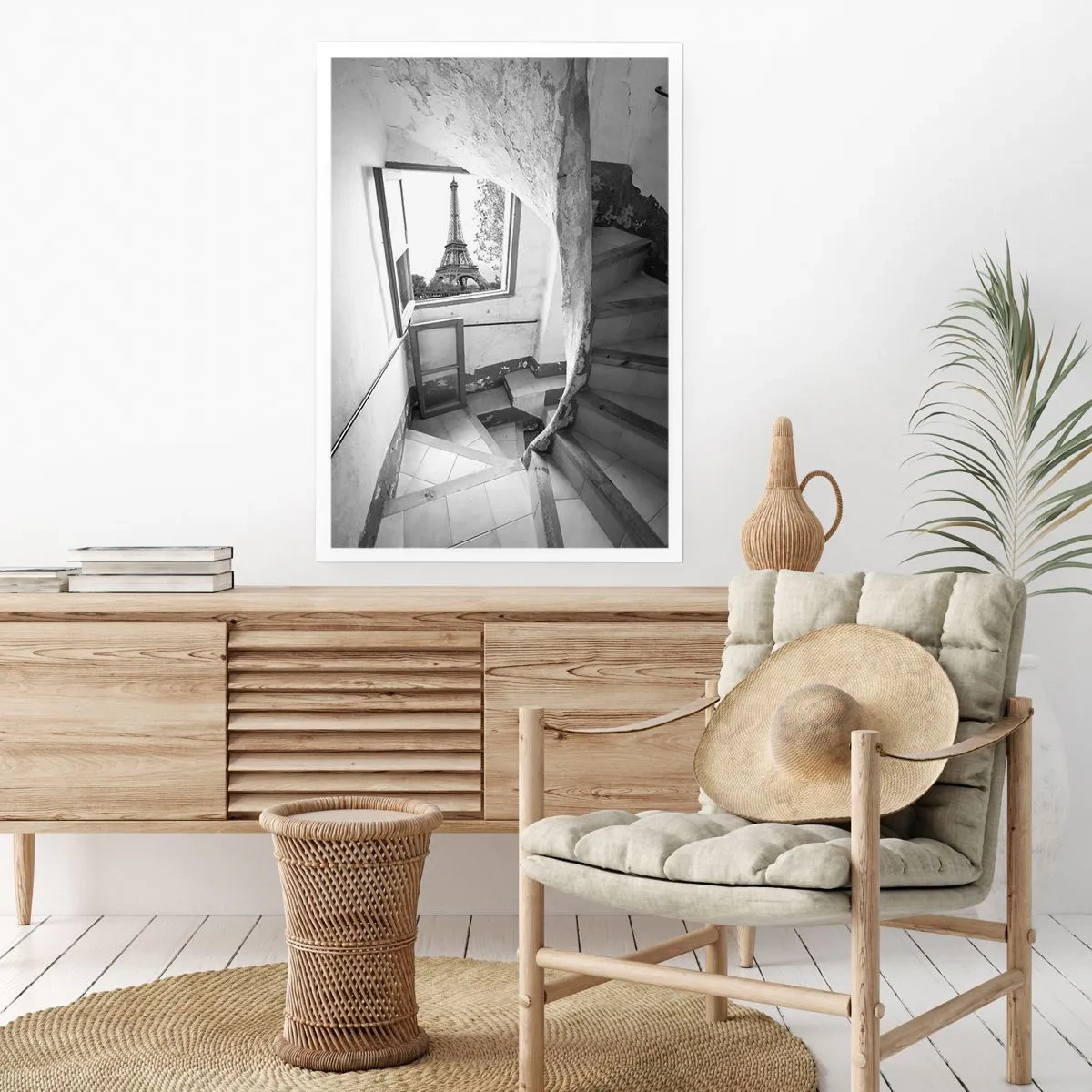 Poster - Vista della Torre Eiffel attraverso una finestra di un vecchio edificio - 50x70cm - Che vista! - Decorazione murale moderna per soggiorno e camera da letto ARTTOR