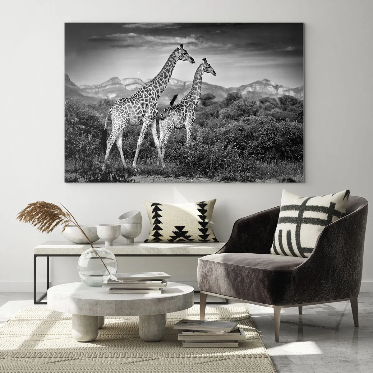 Quadro su vetro - Una fotografia in bianco e nero di due giraffe nella savana. - 70x50cm - Alta classe in Africa - Decorazione murale moderna per soggiorno e camera da letto ARTTOR