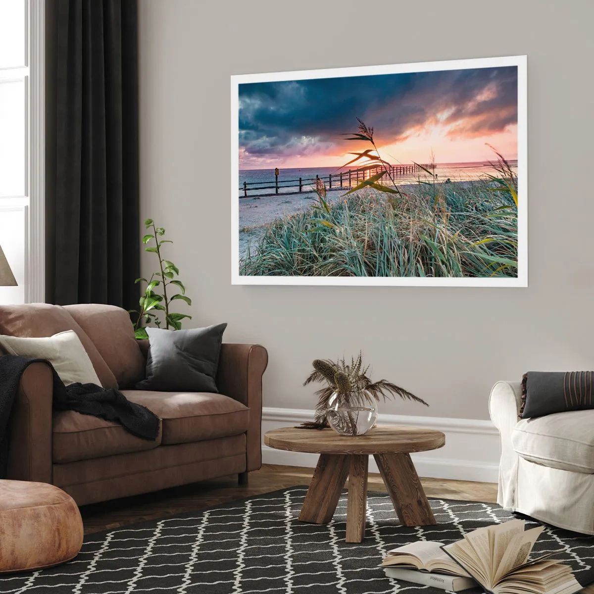 Poster - Spiaggia al tramonto con erba in primo piano - 100x70cm - Non andrà via col vento - Decorazione murale moderna per soggiorno e camera da letto ARTTOR