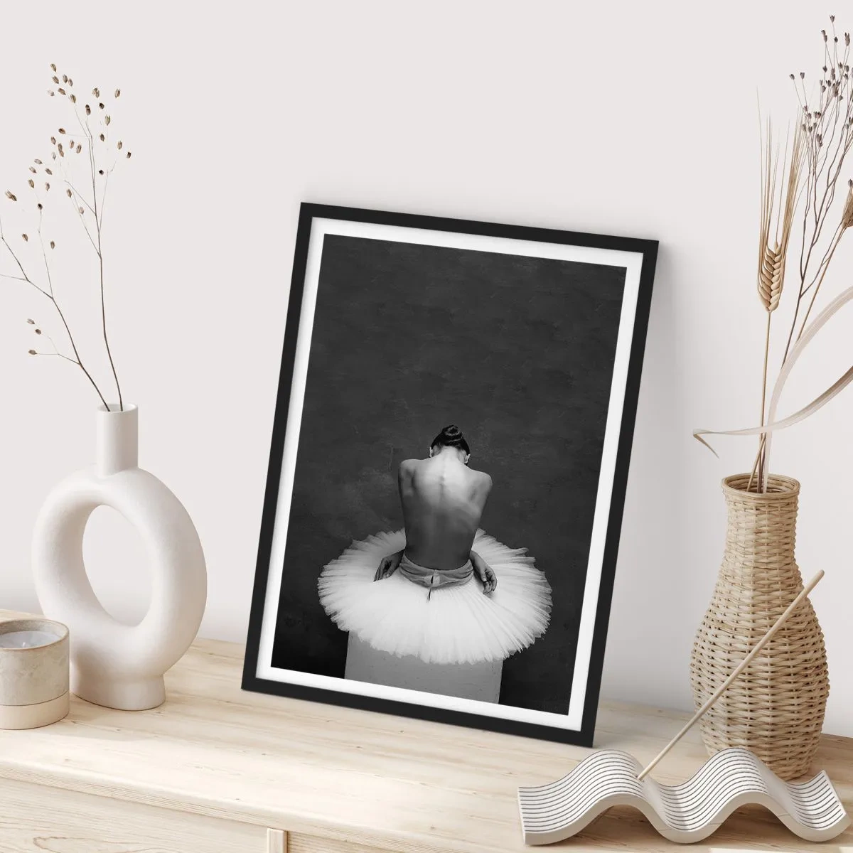 Poster in cornice nera - Ritratto in bianco e nero di una ballerina seduta su una piattaforma - 50x70cm - Fiorisce adesso - Decorazione murale moderna per soggiorno e camera da letto ARTTOR