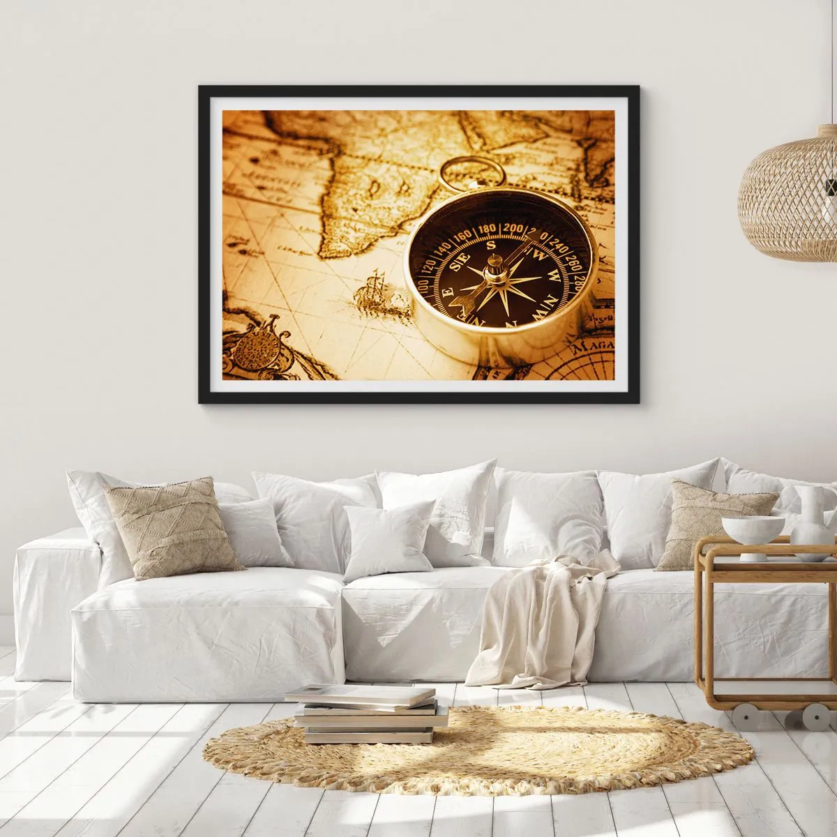 Poster in cornice nera - Una bussola antica sullo sfondo di una vecchia mappa del mondo - 70x50cm - A est o a ovest? - Decorazione murale moderna per soggiorno e camera da letto ARTTOR