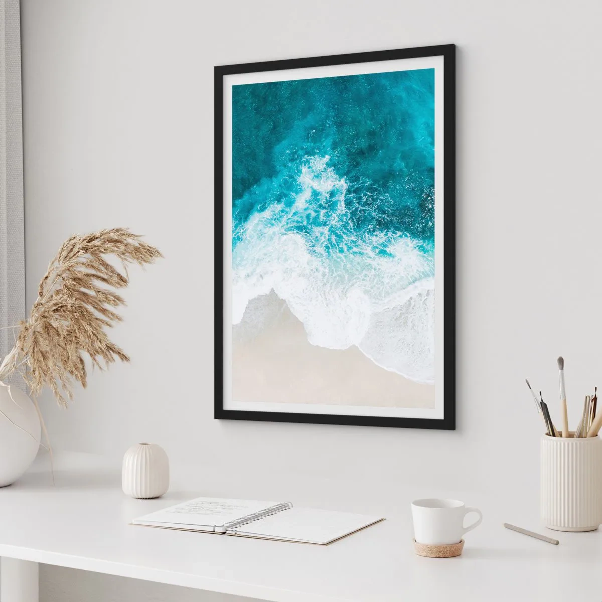 Poster in cornice nera - Vista aerea delle onde turchesi che si infrangono su una spiaggia sabbiosa - 50x70cm - Morbidezza naturale - Decorazione murale moderna per soggiorno e camera da letto ARTTOR