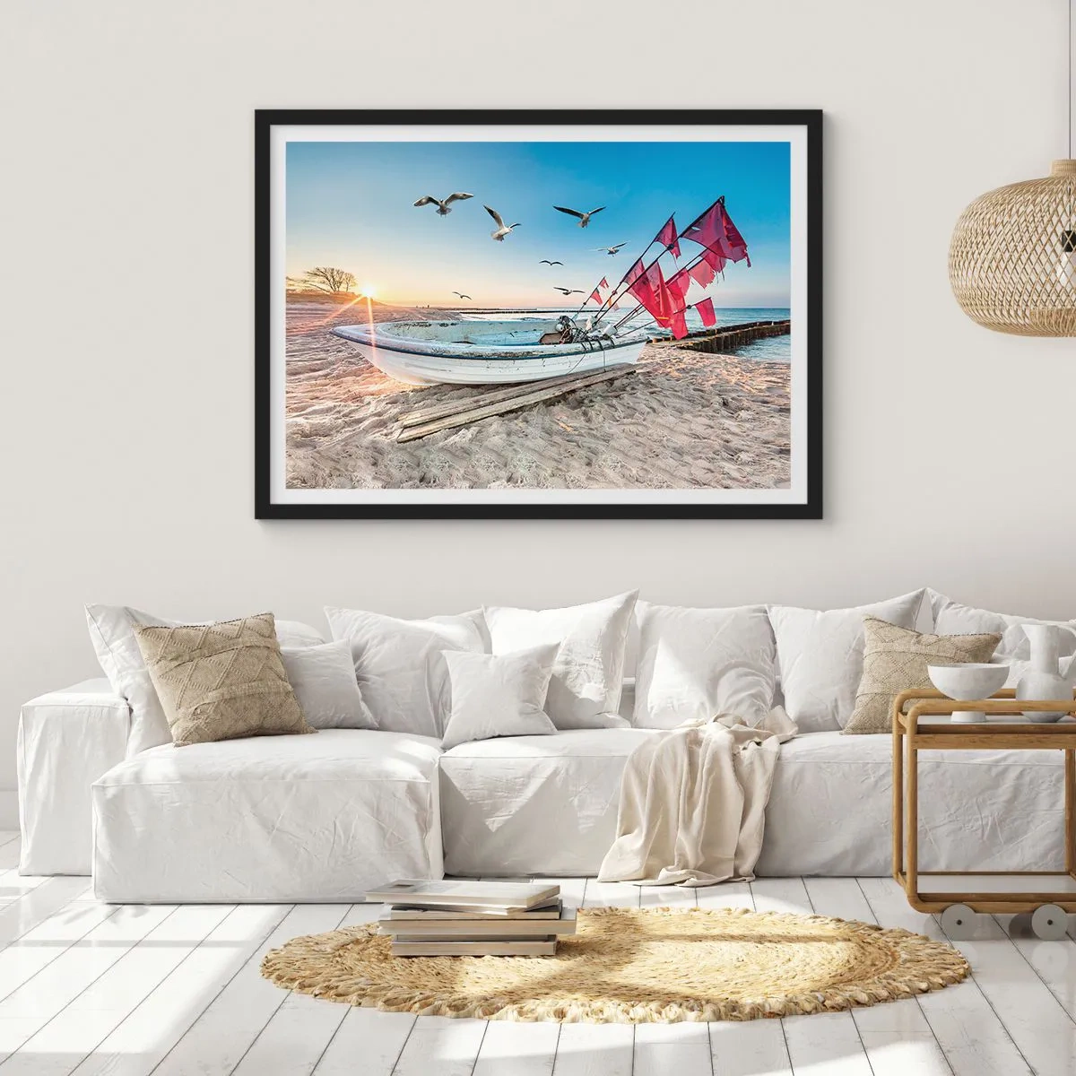 Poster in cornice nera - Una barca sulla spiaggia all'alba con gabbiani e bandiere rosse - 100x70cm - Meritato riposo - Decorazione murale moderna per soggiorno e camera da letto ARTTOR