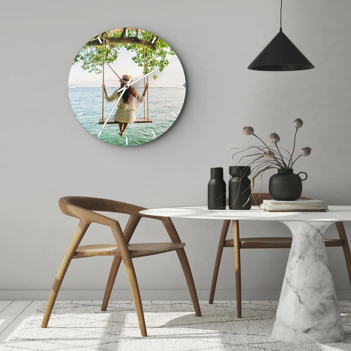 Orologio da parete - Orologio in Vetro - Donna su un'altalena in riva al mare in un ambiente estivo - 30x30cm - La vita è bella - Decorazione murale moderna per soggiorno, cucina e camera da letto ARTTOR