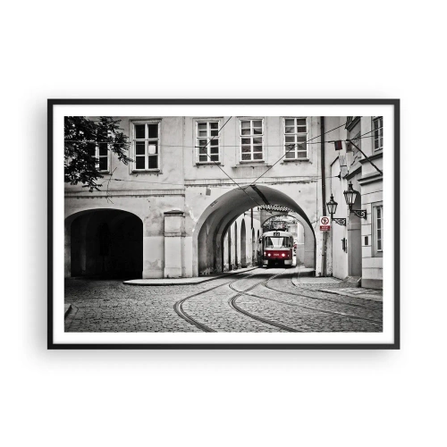 Poster in cornice nera - Un tram bianco e nero in una strada storica della città - 100x70cm - Attraverso il labirinto cittadino - Decorazione murale moderna per soggiorno e camera da letto ARTTOR