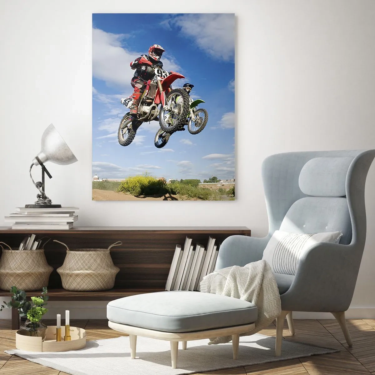 Quadro su vetro - Piloti di moto da cross in aria durante un salto - 70x100cm - Saltando sotto il cielo - Decorazione murale moderna per soggiorno e camera da letto ARTTOR