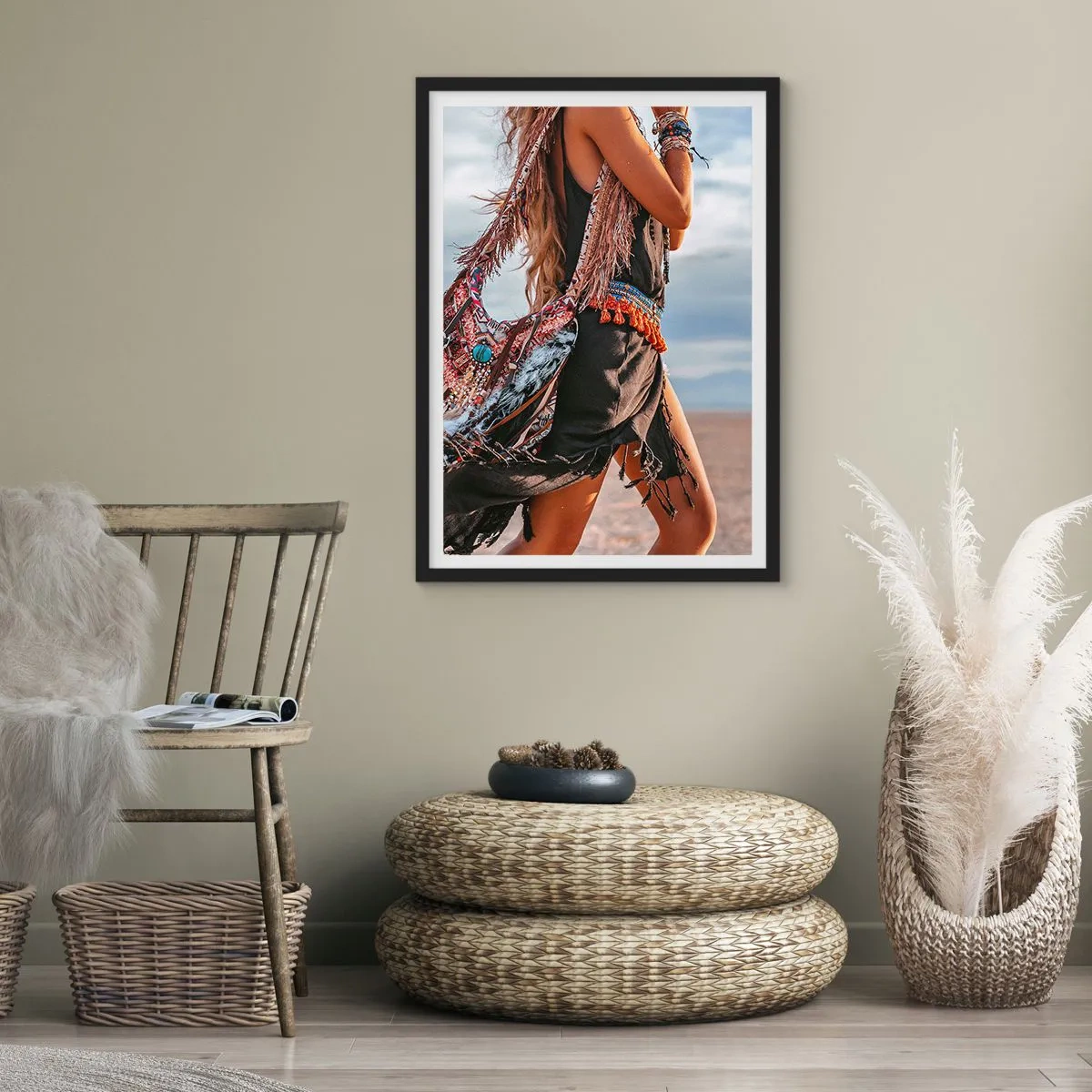 Poster in cornice nera - Stile boho contro un paesaggio desertico - 50x70cm - La donna dello sciamano - Decorazione murale moderna per soggiorno e camera da letto ARTTOR