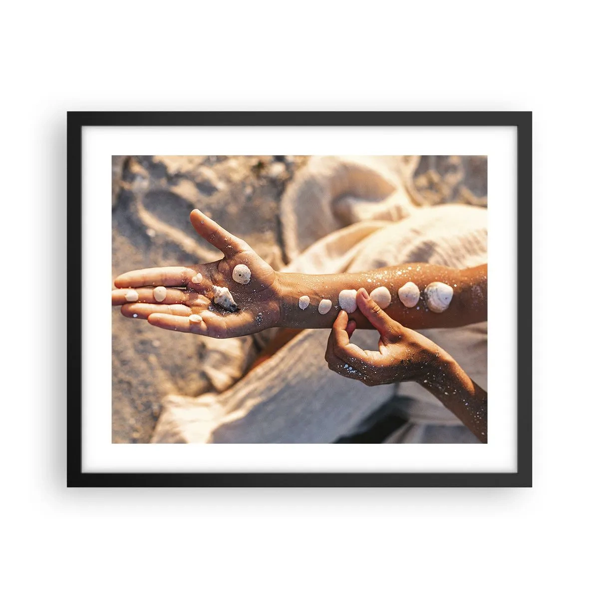 Poster in cornice nera - La bellezza a portata di mano - 50x40 cm