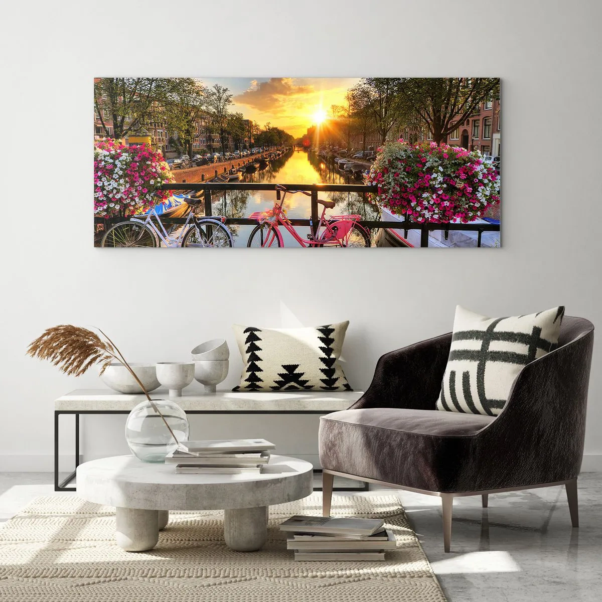 Quadro su vetro - Biciclette su un ponte al chiarore del sole al tramonto - 140x50cm - Mattino di primavera ad Amsterdam - Decorazione murale moderna per soggiorno e camera da letto ARTTOR