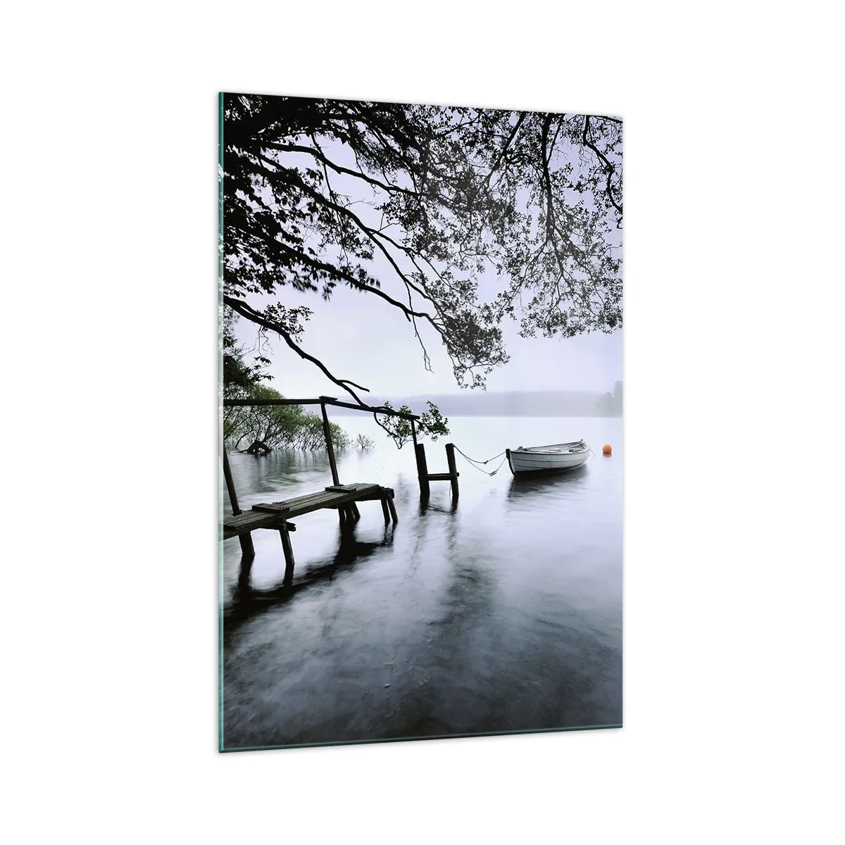 Quadro su vetro - Un molo sull'acqua con una barca sullo sfondo circondata da un paesaggio nebbioso - 70x100cm - E già ti riposi - Decorazione murale moderna per soggiorno e camera da letto ARTTOR