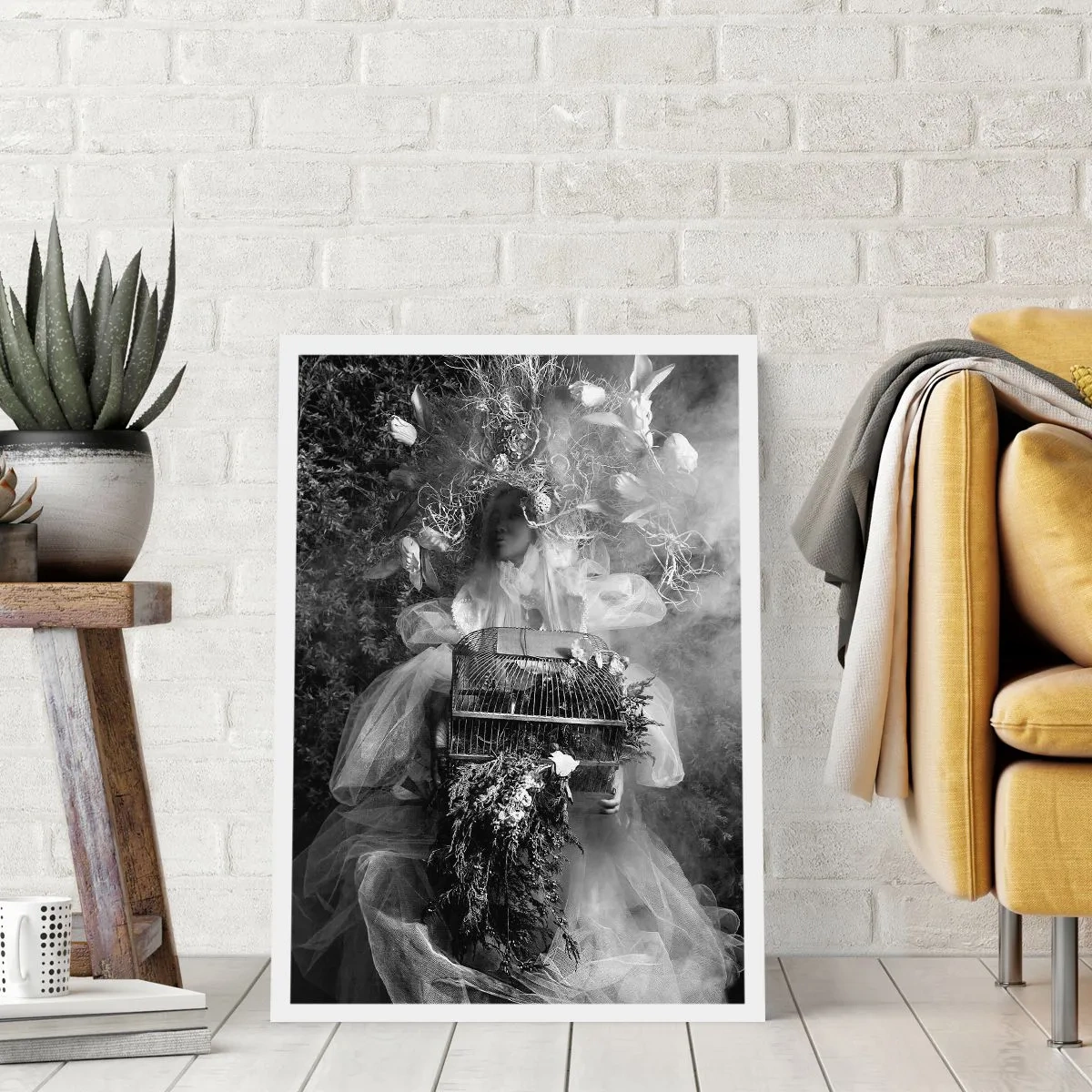 Poster - Una donna in abito circondata dalla natura in una fotografia in bianco e nero - 50x70cm - Madre natura stessa - Decorazione murale moderna per soggiorno e camera da letto ARTTOR