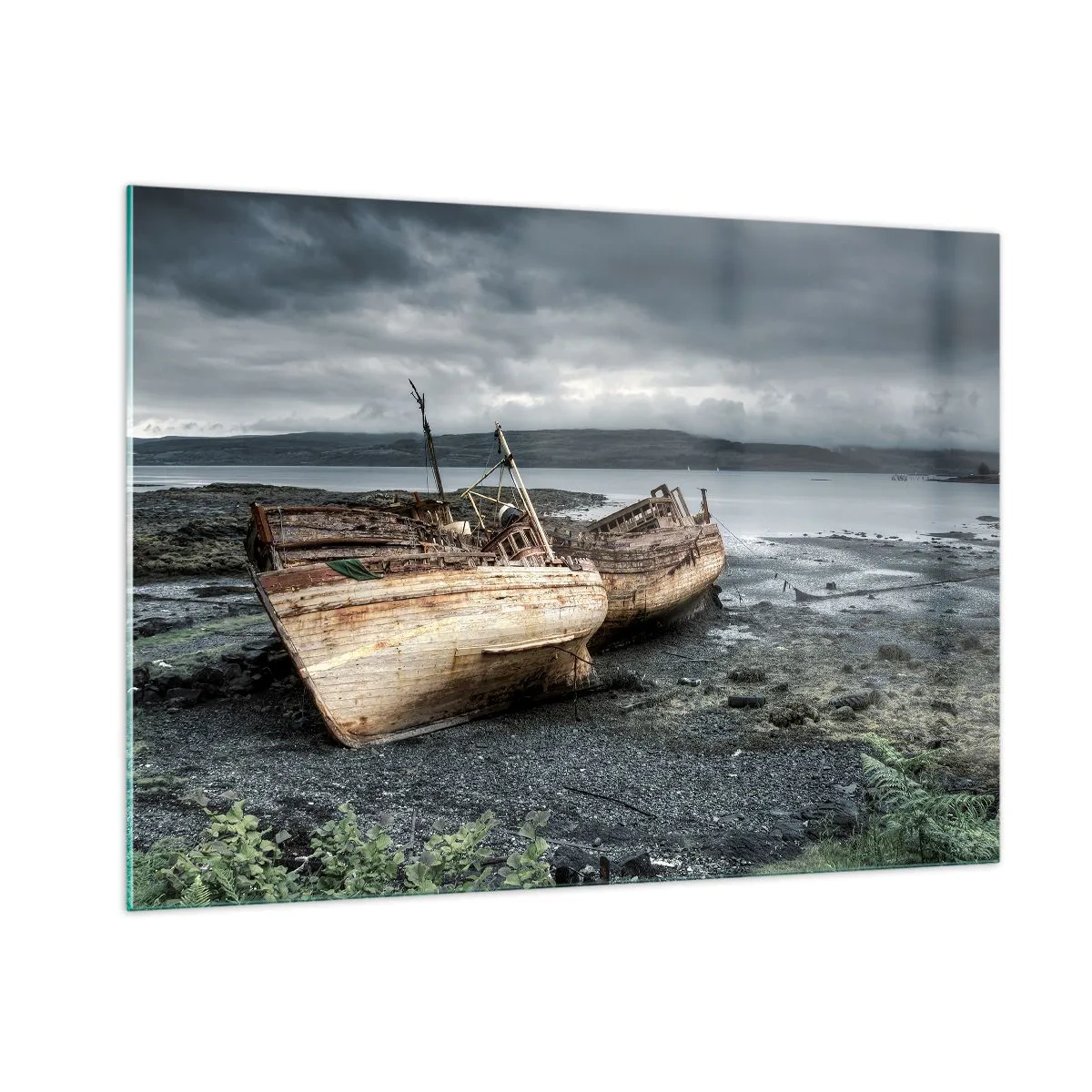 Quadro su vetro - Due barche di legno fatiscenti sulla riva rocciosa del lago - 100x70cm - Segno delle fatiche degnamente sostenute - Decorazione murale moderna per soggiorno e camera da letto ARTTOR