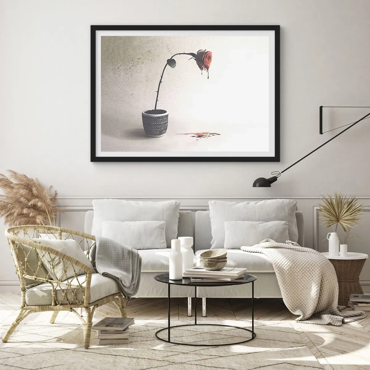 Poster in cornice nera - Una rosa rossa in un vaso con gocce di tintura su uno sfondo bianco - 100x70cm - Rosa dolorosa - Decorazione murale moderna per soggiorno e camera da letto ARTTOR