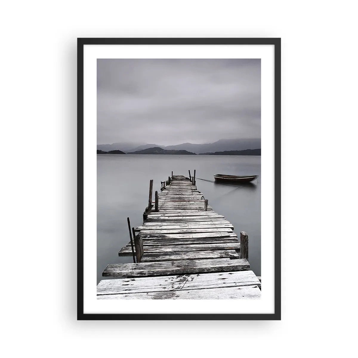 Poster in cornice nera - Un vecchio molo con una barca in acque calme - 50x70cm - Domani puoi partire - Decorazione murale moderna per soggiorno e camera da letto ARTTOR