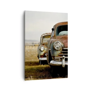 Quadro su tela - Stampe su Tela - Due vecchie auto su una strada sterrata accanto a una recinzione di legno - 70x100cm - Meritato riposo - Decorazione murale moderna per soggiorno e camera da letto ARTTOR