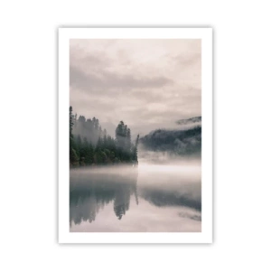 Poster - Una foresta nebbiosa riflessa nella calma superficie del lago - 50x70cm - Riflettendo nella nebbia - Decorazione murale moderna per soggiorno e camera da letto ARTTOR