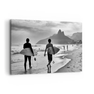 Quadro su tela - Stampe su Tela - Due surfisti camminano sulla spiaggia con le loro tavole bianche e nere. - 120x80cm - Samba su un'unica onda - Decorazione murale moderna per soggiorno e camera da letto ARTTOR