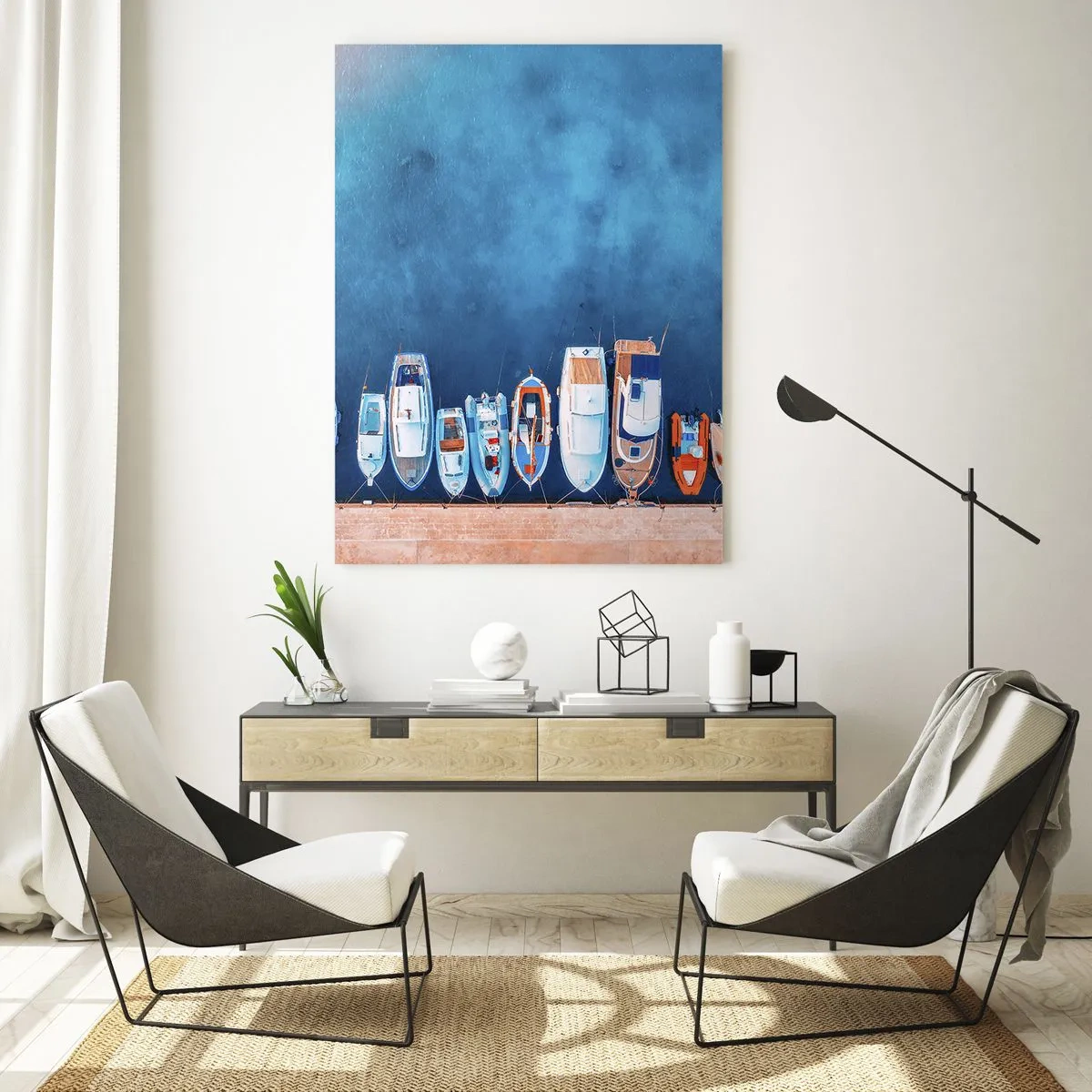 Quadro su vetro - Barche ormeggiate sulla riva contro l'acqua blu - 80x120cm - In una fila - Decorazione murale moderna per soggiorno e camera da letto ARTTOR