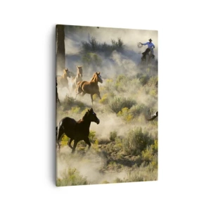 Quadro su tela - Stampe su Tela - Una mandria di cavalli selvaggi che galoppano tra la polvere e la vegetazione - 50x70cm - Rivalità: libertà o forza mascolina? - Decorazione murale moderna per soggiorno e camera da letto ARTTOR