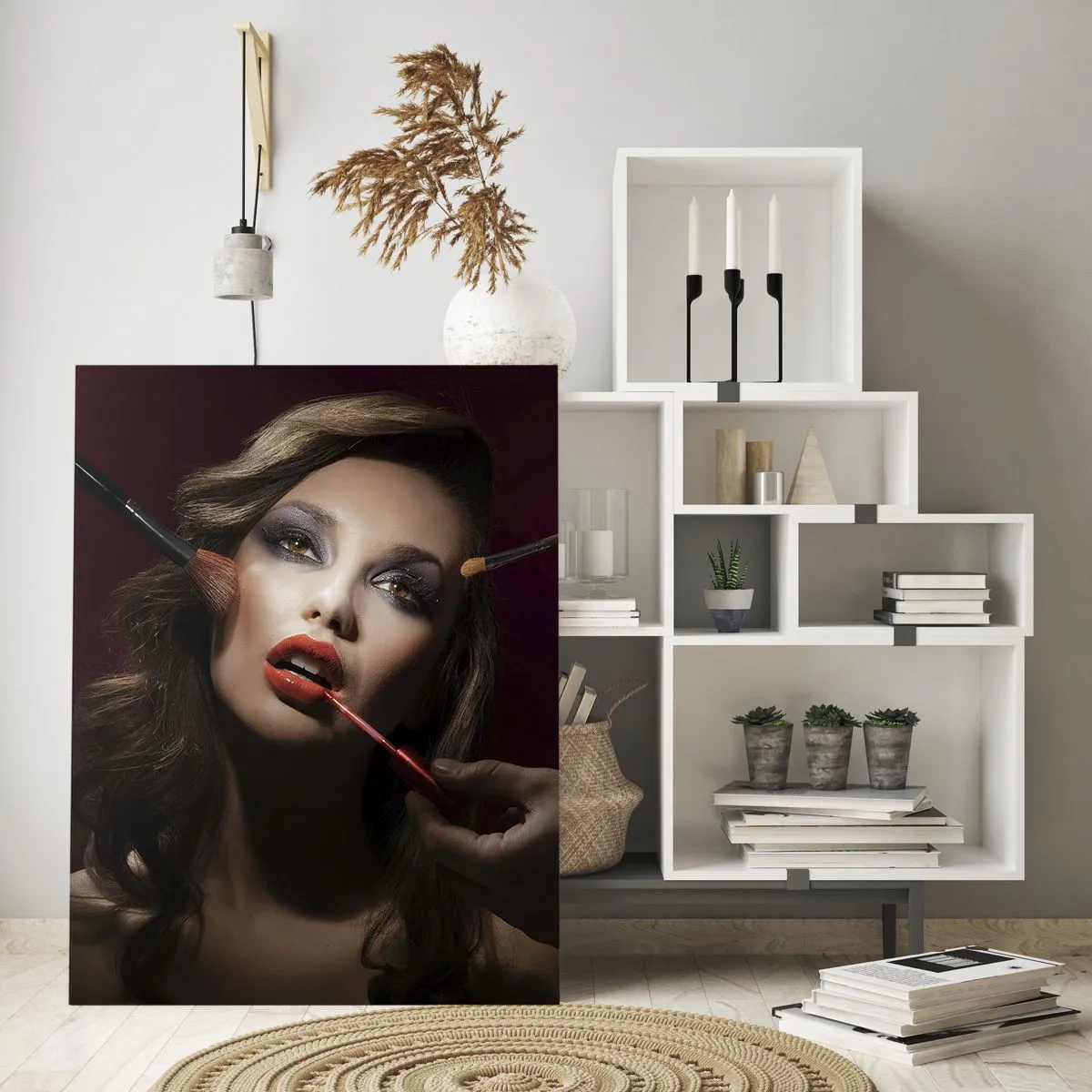 Quadro su vetro - Donna che applica il trucco su uno sfondo scuro - 50x70cm - Bella sognante - Decorazione murale moderna per soggiorno e camera da letto ARTTOR