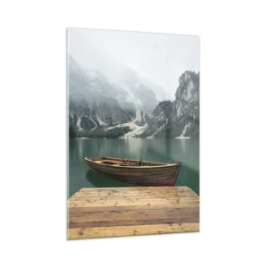 Quadro su vetro - Una barca ai moli di un lago in uno scenario montuoso con nebbia - 50x70cm - E attorno le fiere rocce - Decorazione murale moderna per soggiorno e camera da letto ARTTOR