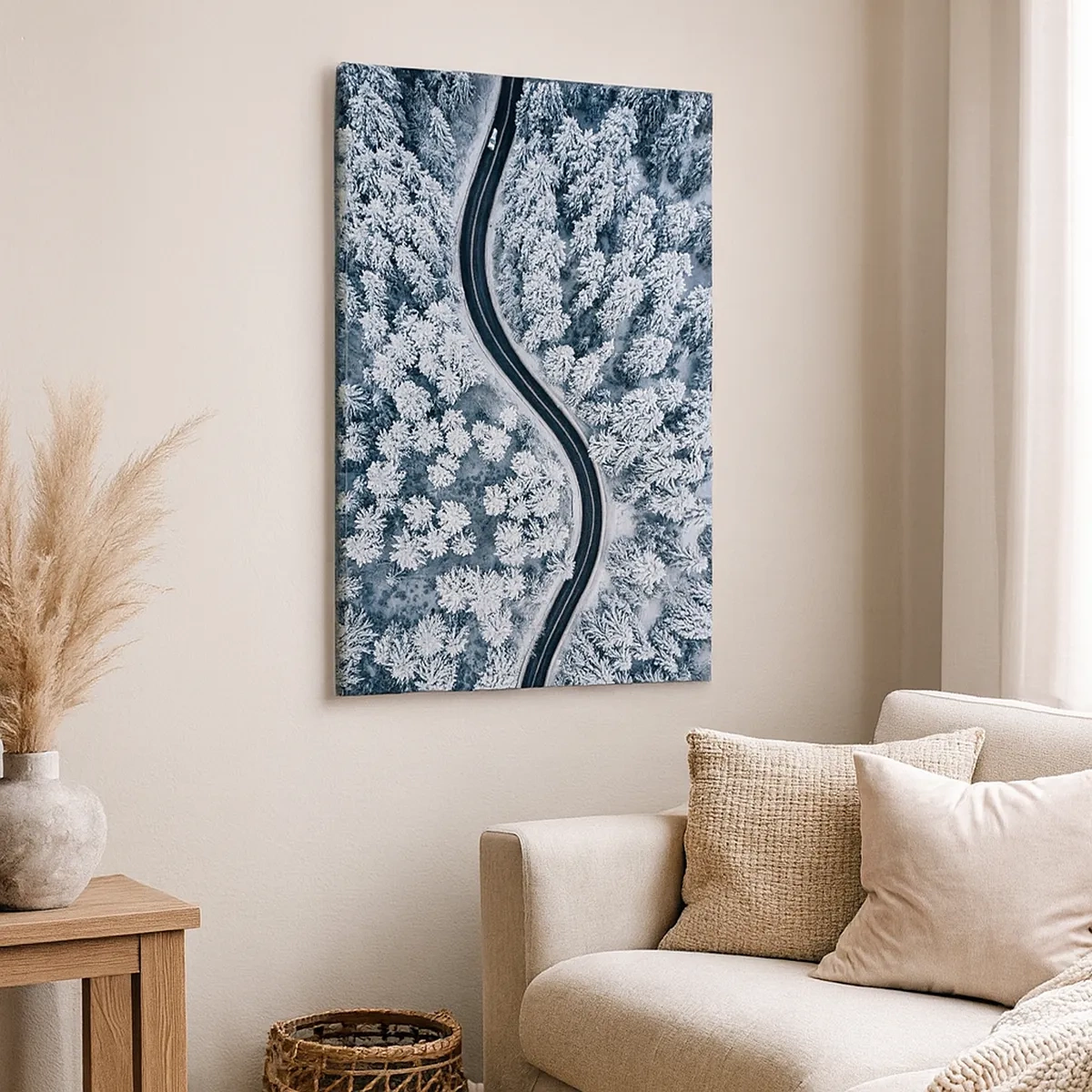 Quadro su tela - Stampe su Tela - Una vista a volo d'uccello di una strada tortuosa in una foresta invernale - 50x70cm - Attraverso il bosco invernale - Decorazione murale moderna per soggiorno e camera da letto ARTTOR