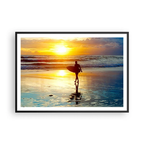 Poster in cornice nera - Un surfista cammina sulla spiaggia al tramonto con una tavola in mano. - 100x70cm - Il ritorno del guerriero - Decorazione murale moderna per soggiorno e camera da letto ARTTOR
