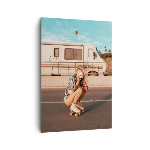 Quadro su tela - Stampe su Tela - Una ragazza sui pattini a rotelle scatta una foto in una giornata di sole. - 70x100cm - Sorridi per favore! - Decorazione murale moderna per soggiorno e camera da letto ARTTOR