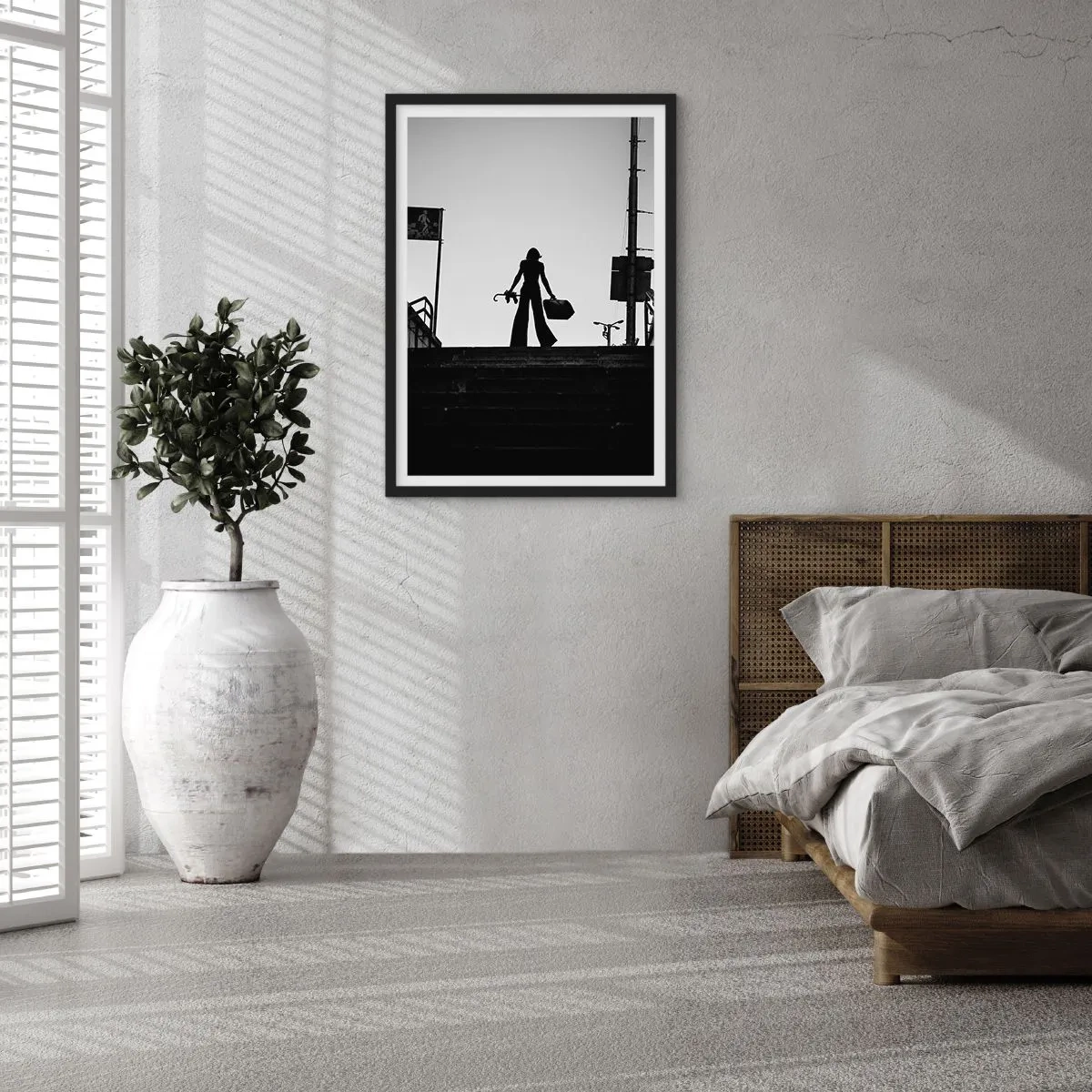 Poster in cornice nera - Silhouette di una donna con una valigia sullo sfondo del sole al tramonto - 50x70cm - Gita cittadina - Decorazione murale moderna per soggiorno e camera da letto ARTTOR