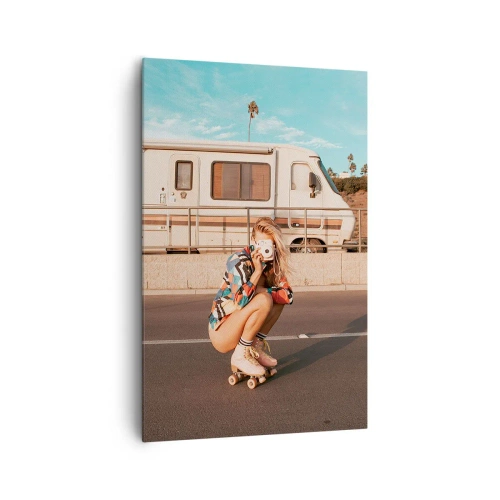 Quadro su tela - Stampe su Tela - Una ragazza sui pattini a rotelle scatta una foto in una giornata di sole. - 80x120cm - Sorridi per favore! - Decorazione murale moderna per soggiorno e camera da letto ARTTOR