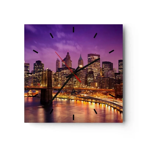 Orologio da parete - Orologio in Vetro - Panorama della città con il ponte nella luce della sera contro il cielo viola - 30x30cm - Manhattan in viola e oro - Decorazione murale moderna per soggiorno e camera da letto ARTTOR