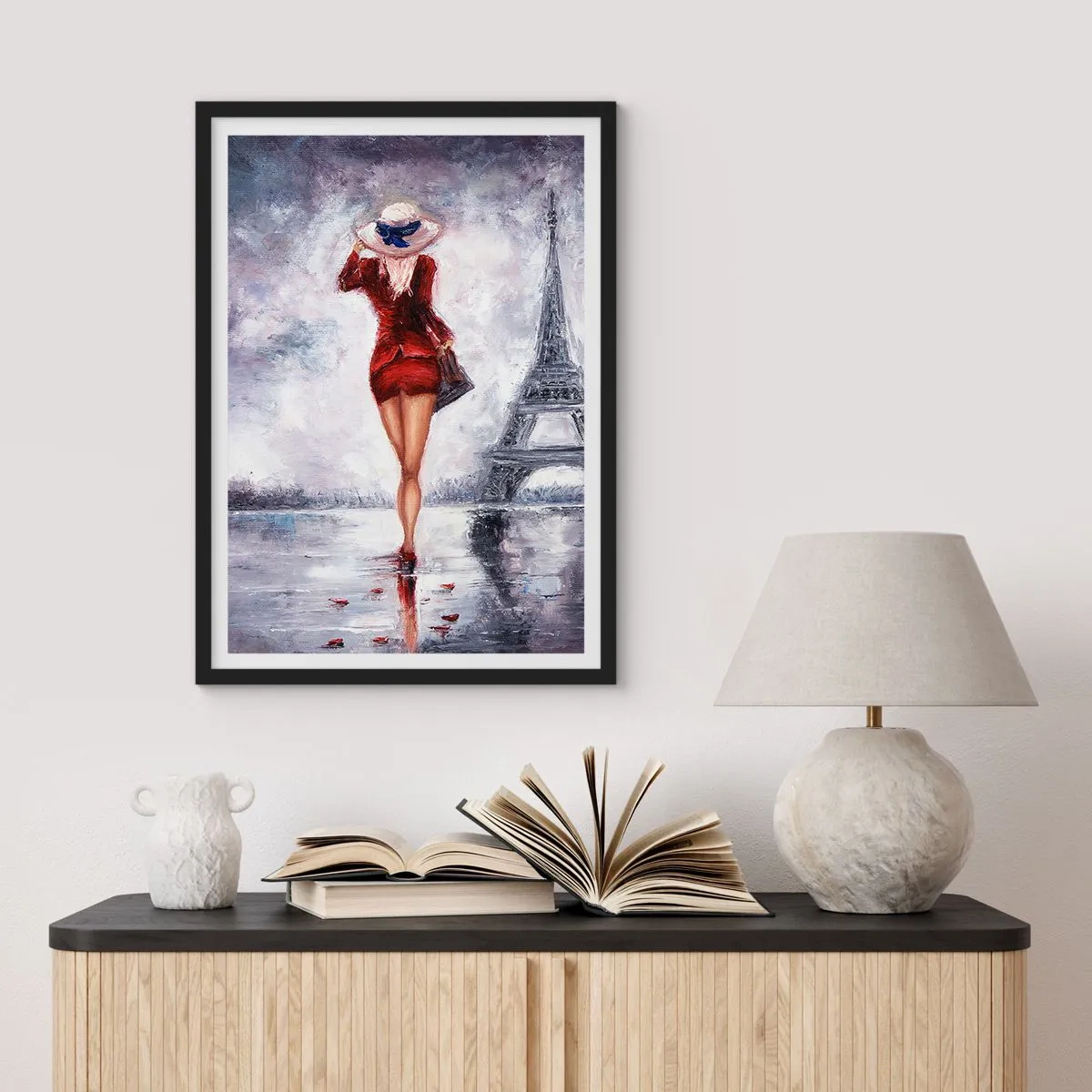 Poster in cornice nera - Una donna in abito rosso cammina verso la Torre Eiffel - 50x70cm - Simboli di Parigi - Decorazione murale moderna per soggiorno e camera da letto ARTTOR