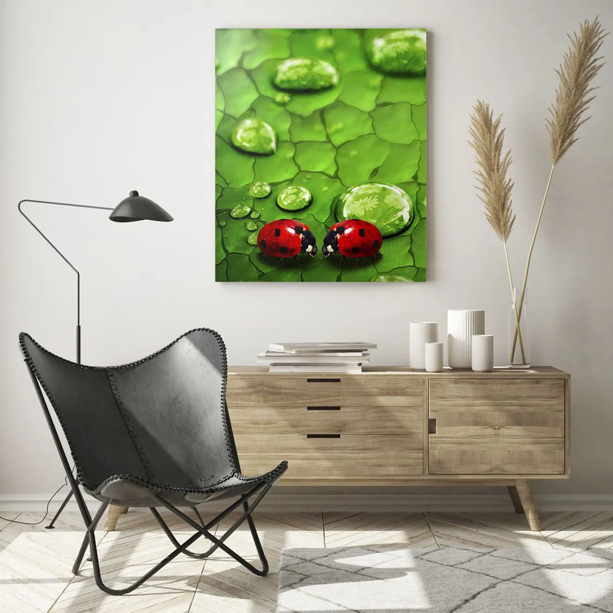 Quadro su vetro - Due coccinelle su una foglia con gocce d'acqua in macrofotografia - 70x100cm - Incontro in verde - Decorazione murale moderna per soggiorno e camera da letto ARTTOR