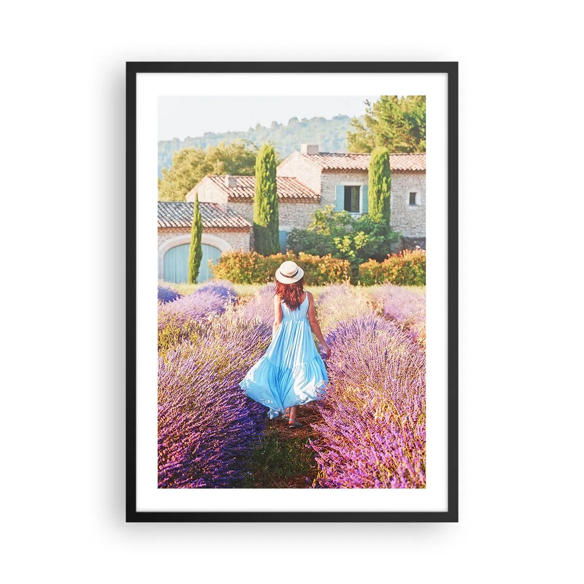 Poster in cornice nera - Una donna con un vestito blu cammina in un campo di lavanda. - 50x70cm - La ragazza nella lavanda - Decorazione murale moderna per soggiorno e camera da letto ARTTOR