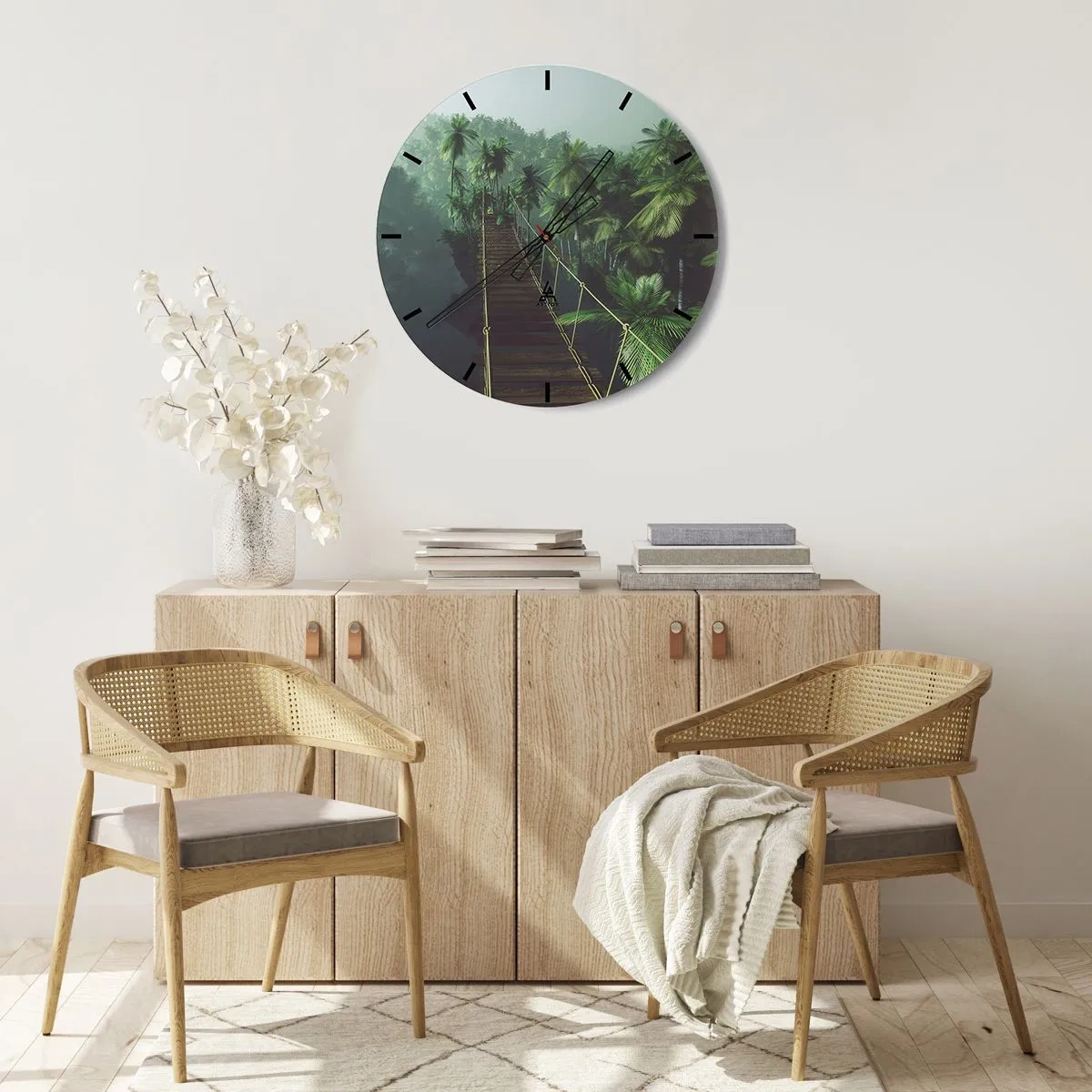 Orologio da parete - Orologio in Vetro - Un ponte sospeso in una foresta tropicale circondato dalla nebbia. - 30x30cm - Nel vortice del verde - Decorazione murale moderna per soggiorno, cucina e camera da letto ARTTOR