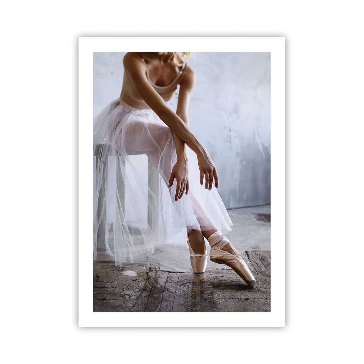 Poster - Una ballerina in una posa delicata su uno sfondo industriale - 50x70cm - Prima che si accendano le luci del palco - Decorazione murale moderna per soggiorno e camera da letto ARTTOR