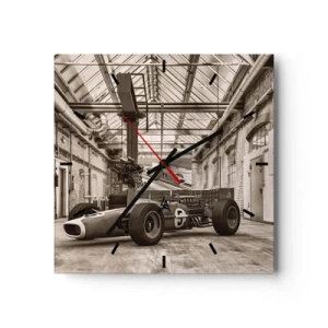 Orologio da parete - Orologio in Vetro - Auto da corsa in bianco e nero in un interno industriale - 30x30cm - Il riposo del vincitore - Decorazione murale moderna per soggiorno e camera da letto ARTTOR