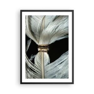 Poster in cornice nera - Primo piano di piume bianche legate con un nastro dorato - 50x70cm - ...e non ti lascerò... - Decorazione murale moderna per soggiorno e camera da letto ARTTOR