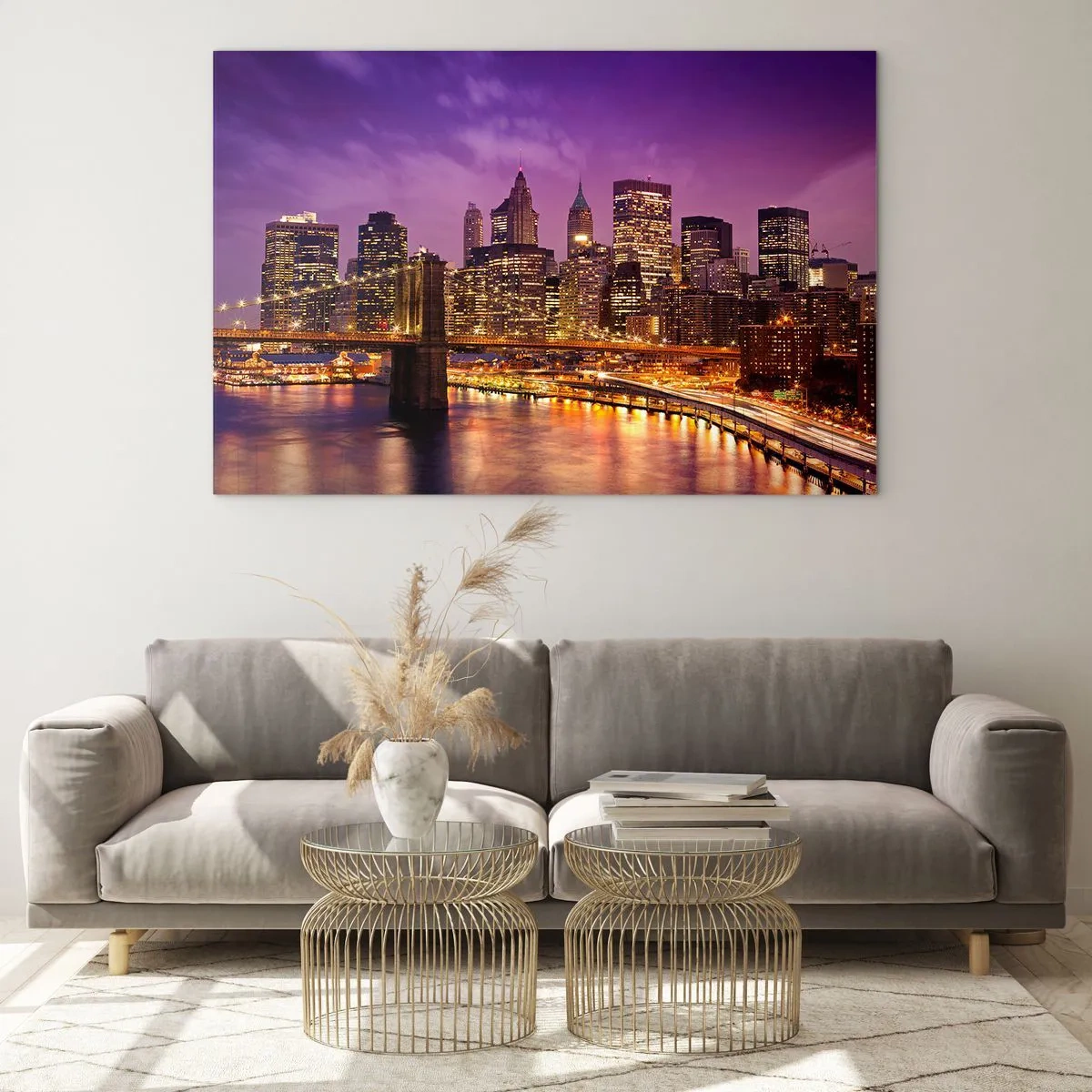 Quadro su vetro - Vista serale di New York con il ponte di Brooklyn - 70x50cm - Manhattan in viola e oro - Decorazione murale moderna per soggiorno e camera da letto ARTTOR