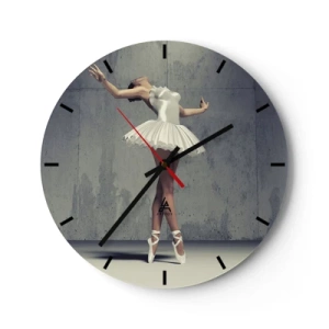 Orologio da parete - Orologio in Vetro - Una ballerina in abito bianco assume una posa dinamica contro un muro di cemento. - 30x30cm - Leggero come un uccello - Decorazione murale moderna per soggiorno, cucina e camera da letto ARTTOR