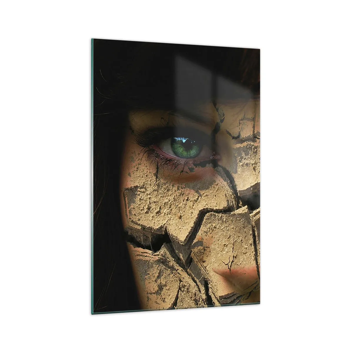 Quadro su vetro - Il volto di una donna con gli occhi verdi coperto da una struttura di terra screpolata - 70x100cm - Meraviglia e minaccia insieme - Decorazione murale moderna per soggiorno e camera da letto ARTTOR