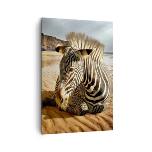 Quadro su tela - Stampe su Tela - Una zebra che riposa su una spiaggia sabbiosa con scogliere sullo sfondo. - 70x100cm - Fatti l'uno per l'altra - Decorazione murale moderna per soggiorno e camera da letto ARTTOR
