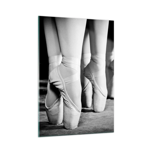 Quadro su vetro - Ballerine sulle punte in un ambiente in bianco e nero - 50x70cm - Insieme, con leggerezza - Decorazione murale moderna per soggiorno e camera da letto ARTTOR
