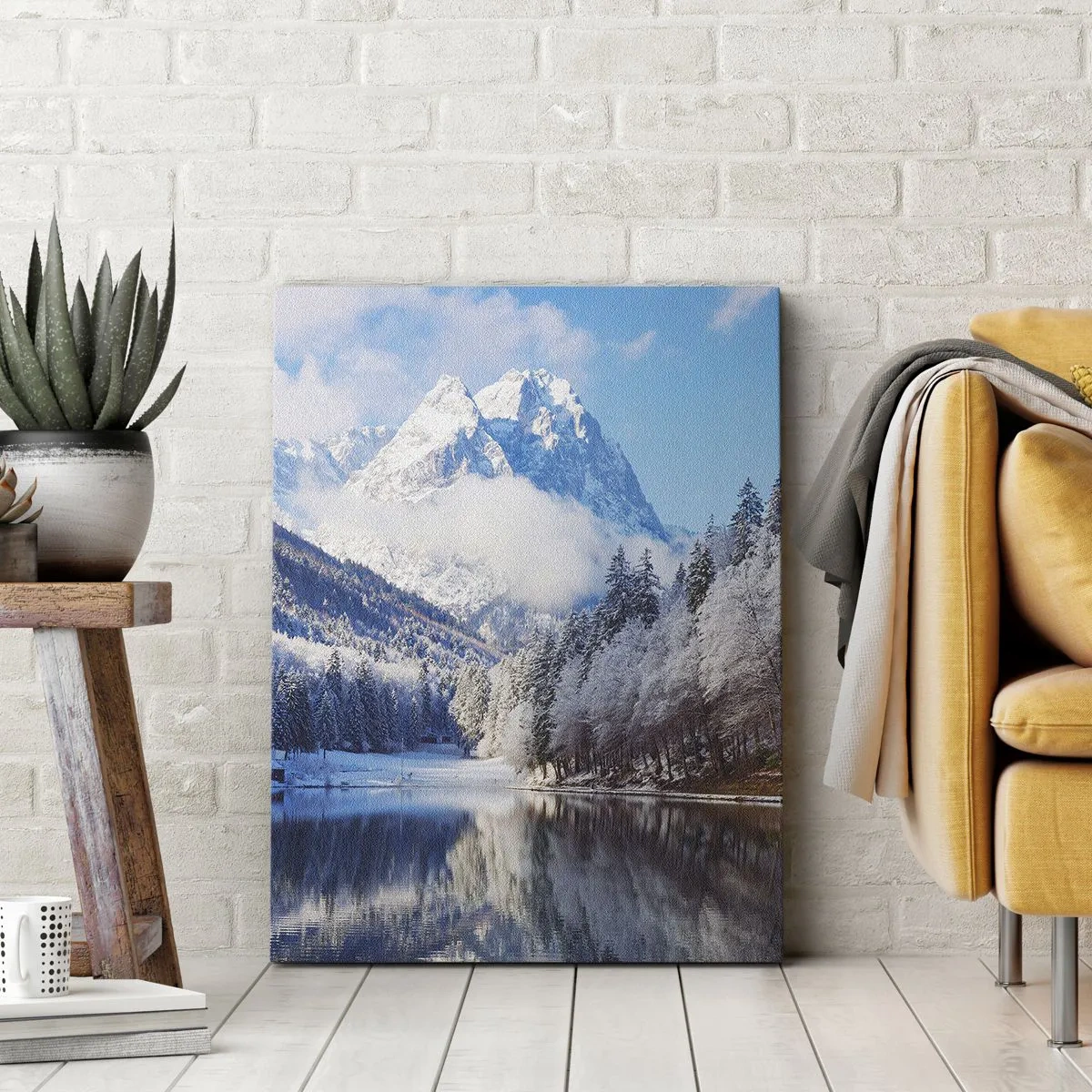 Quadro su tela - Stampe su Tela - Paesaggio montano invernale con alberi innevati e un lago - 50x70cm - Il custode innevato - Decorazione murale moderna per soggiorno e camera da letto ARTTOR