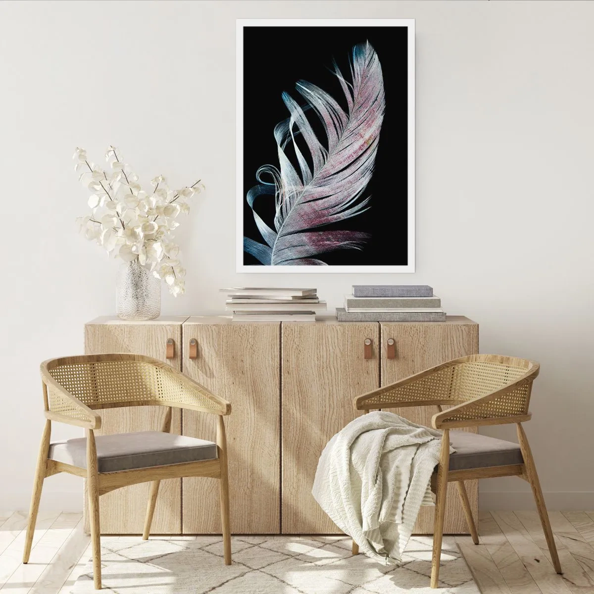 Poster - Una piuma in delicate tonalità di rosa e blu su sfondo nero - 50x70cm - Pensa al tocco - Decorazione murale moderna per soggiorno e camera da letto ARTTOR