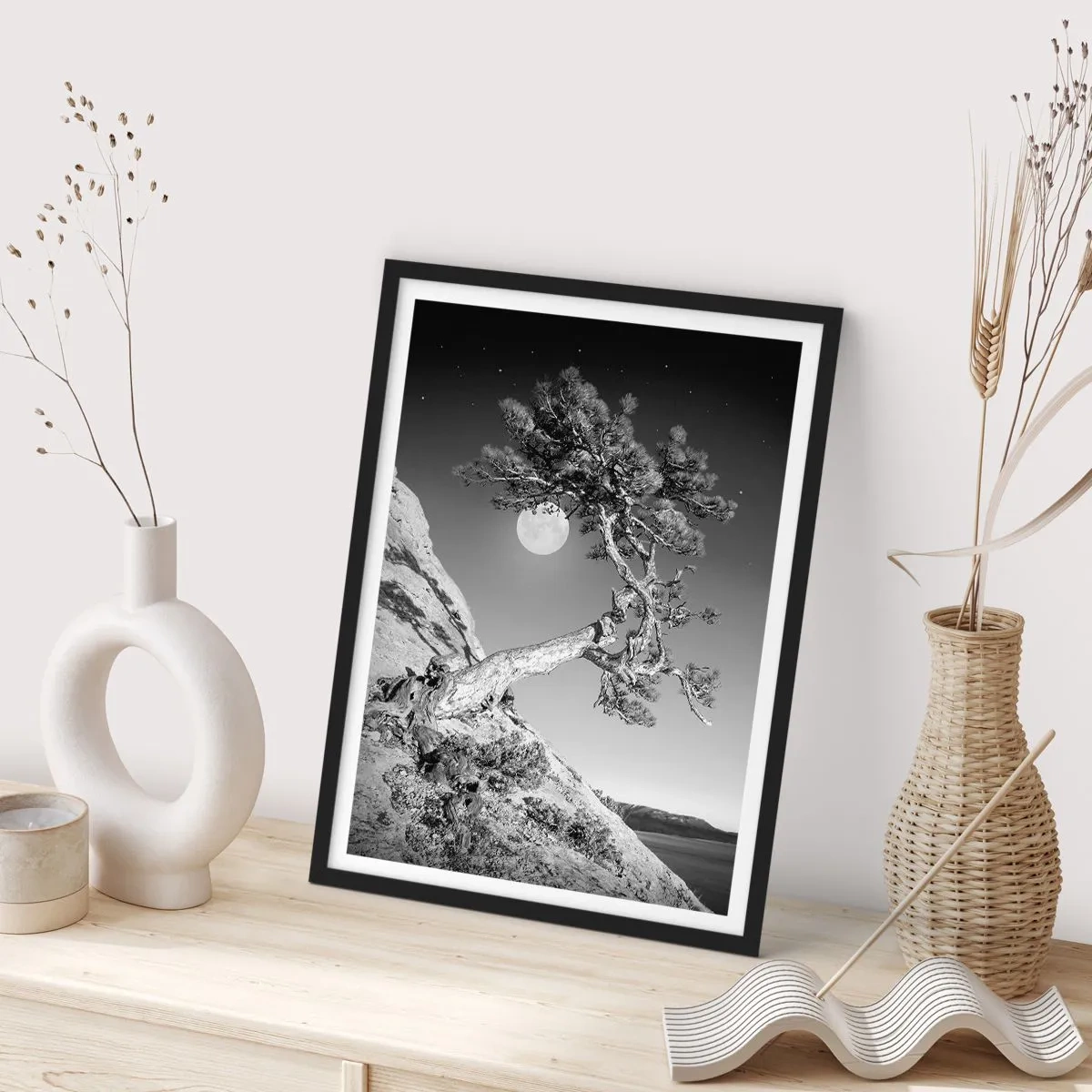 Poster in cornice nera - Un albero solitario su una collina con una luna piena sullo sfondo, un paesaggio notturno - 50x70cm - Guerriera vittoriosa - Decorazione murale moderna per soggiorno e camera da letto ARTTOR